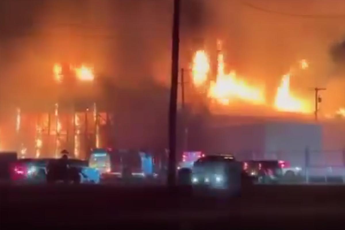 В США загорелось здание, в котором могли храниться обломки НЛО