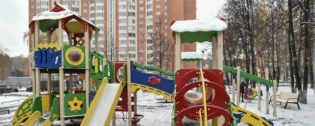 В Екатеринбурге скончалась 3-летняя девочка, которая зацепилась шарфом за горку