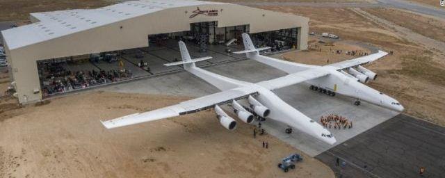 В США впервые вывели из ангара транспортный самолет Stratolaunch