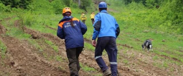 В Сочи спасатели разбирают завалы и грунт в пределах схода оползня