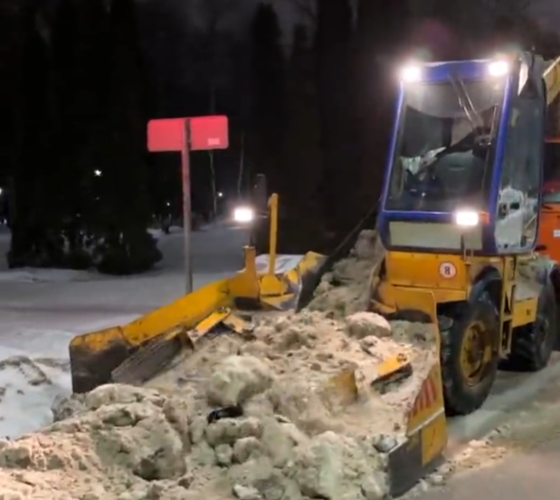 Почти 12 кубометров снега вывезли с улиц Липецка в выходные