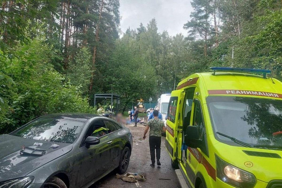 В Химках подросток за рулем отцовской машины въехал в остановку, сбив четырех человек