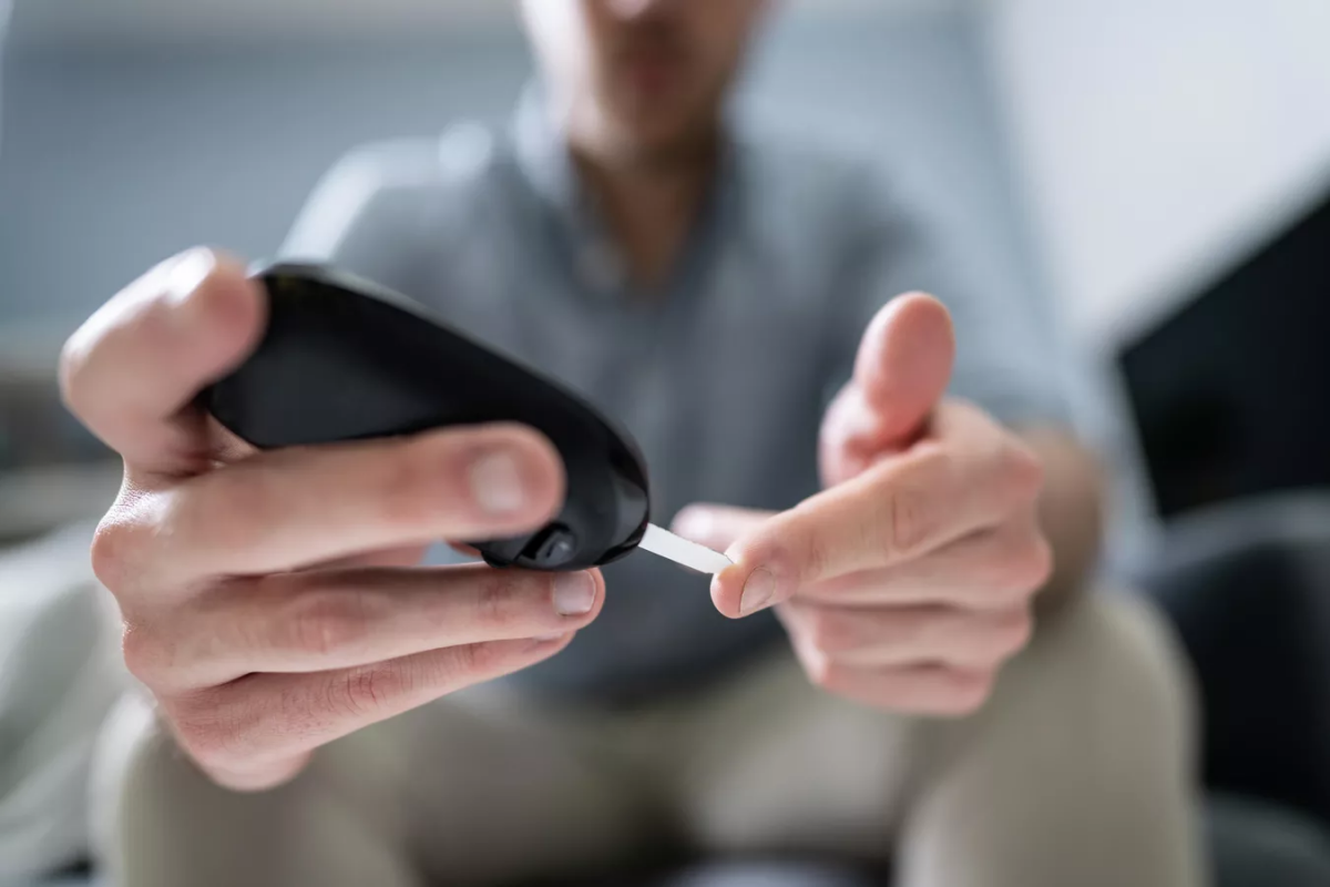 В Тверской области расширили перечень граждан, которых обеспечат датчиками непрерывного измерения уровня глюкозы в крови