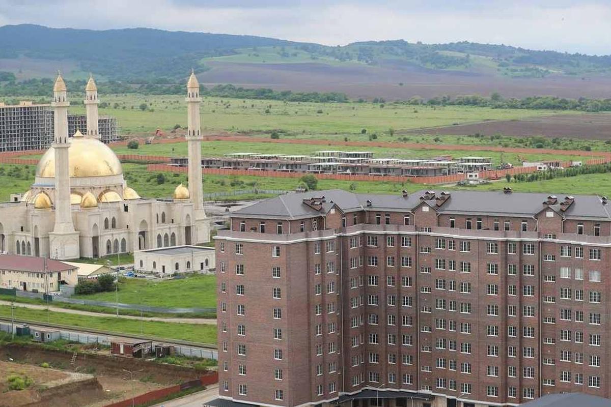 Жители Ингушетии предпочитают не ждать квартир, а строить себе дома сами