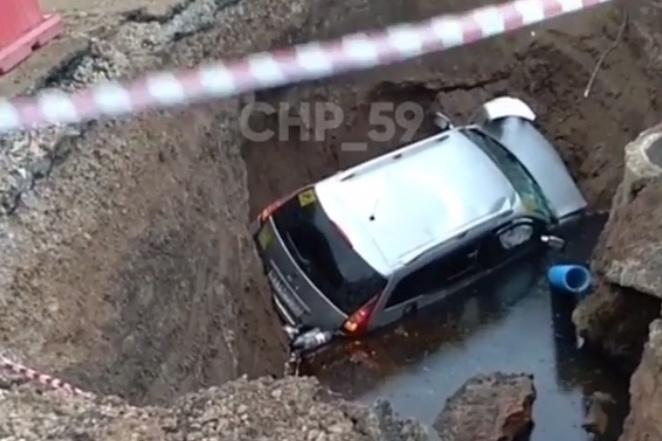 В Перми во время погони авто провалилось в яму