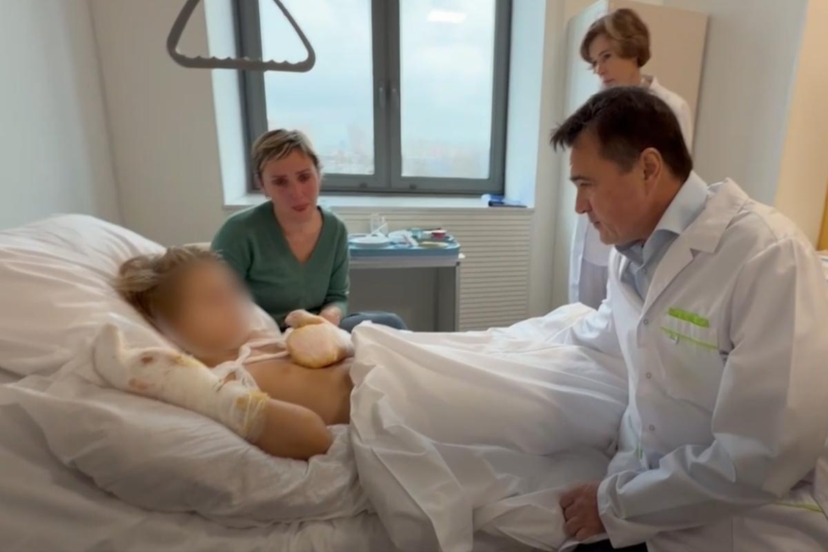 Губернатор Воробьёв навестил в больнице ребёнка пострадавшего от взрыва в Красногорске