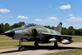 Греческое небо в огне: истребитель F-4 Phantom развалился в воздухе, пилоты не вышли на связь