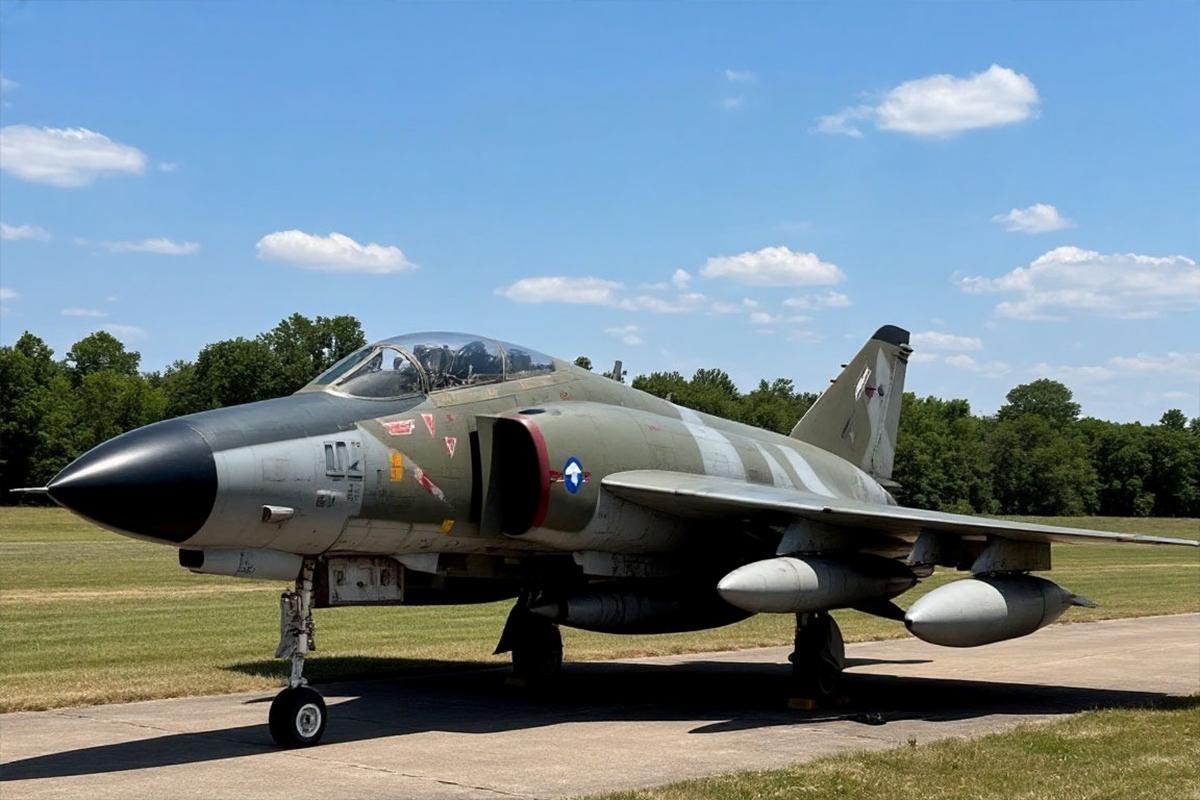 Греческое небо в огне: истребитель F-4 Phantom развалился в воздухе, пилоты не вышли на связь