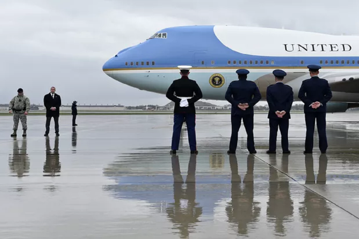 В США пассажир вынудил экипаж посадить самолет из-за преследователей нетрадиционной ориентации