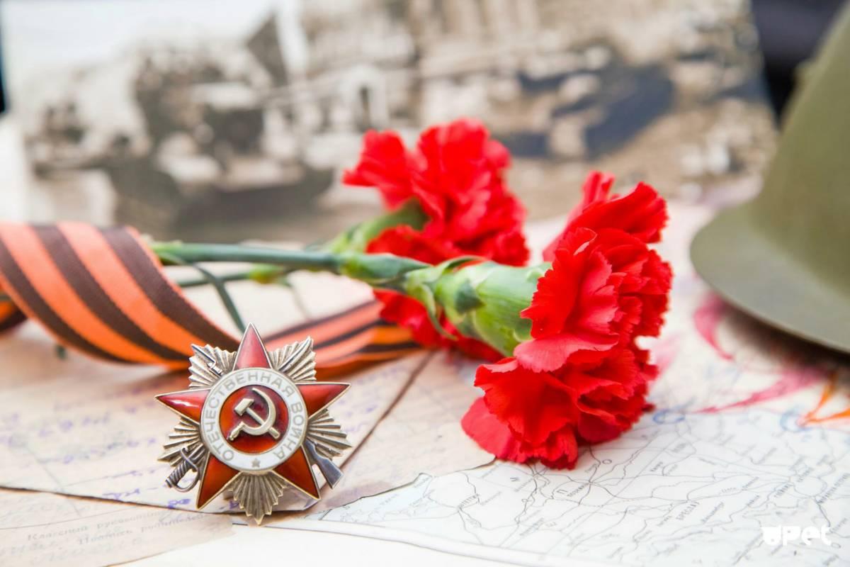 В Луганске военные группы «Центр» поздравили Елену Рождественскую со 100-летием