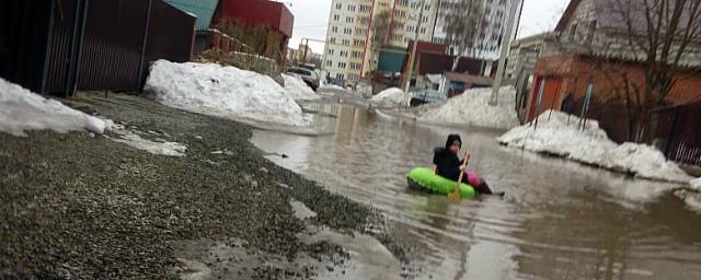 В Новосибирске 10-летняя девочка на «ватрушке» переплыла лужу на улице