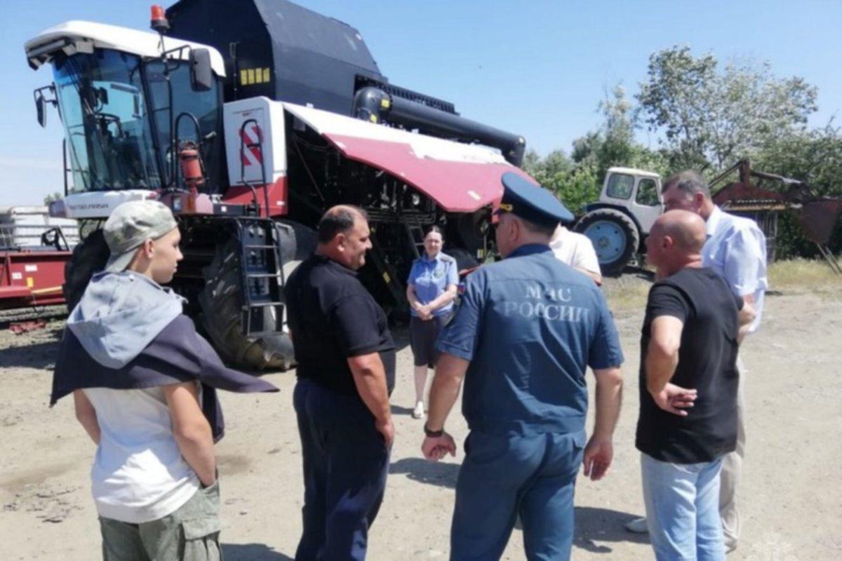 Уборочная страда в Адыгее проходит под надзором спасателей, контролирующих пожарную безопасность