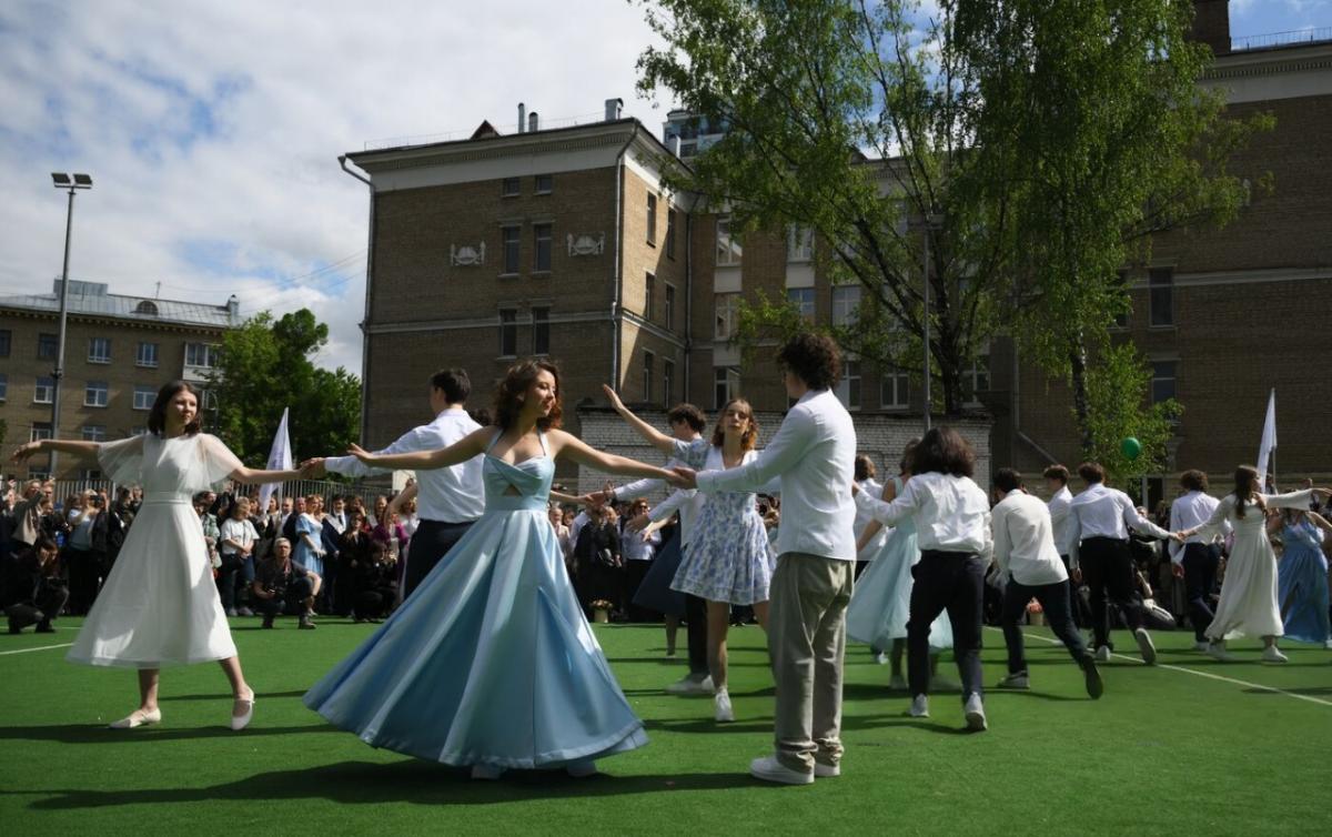 Исследование: Жители России готовы потратить более 30 тысяч рублей на организацию выпускного вечера для своих детей