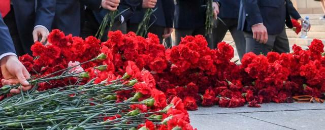 Агрессивная толпа не позволила послу России возложить цветы к мемориалу в Варшаве