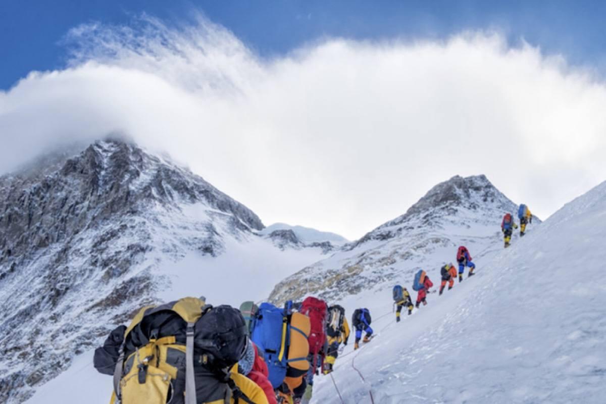 Рекордное восхождение: британские альпинисты покорили Эверест за пять дней с помощью ксенона