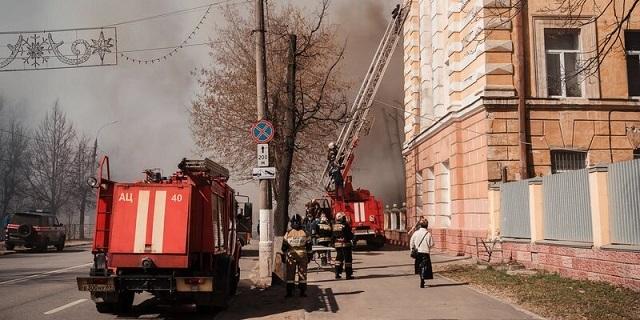 В Твери произошел крупный пожар в здании оборонного НИИ