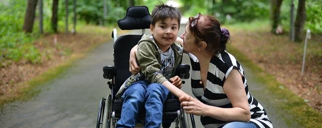 Мишустин: Опекунам инвалидов выплатят по 12 тысяч рублей