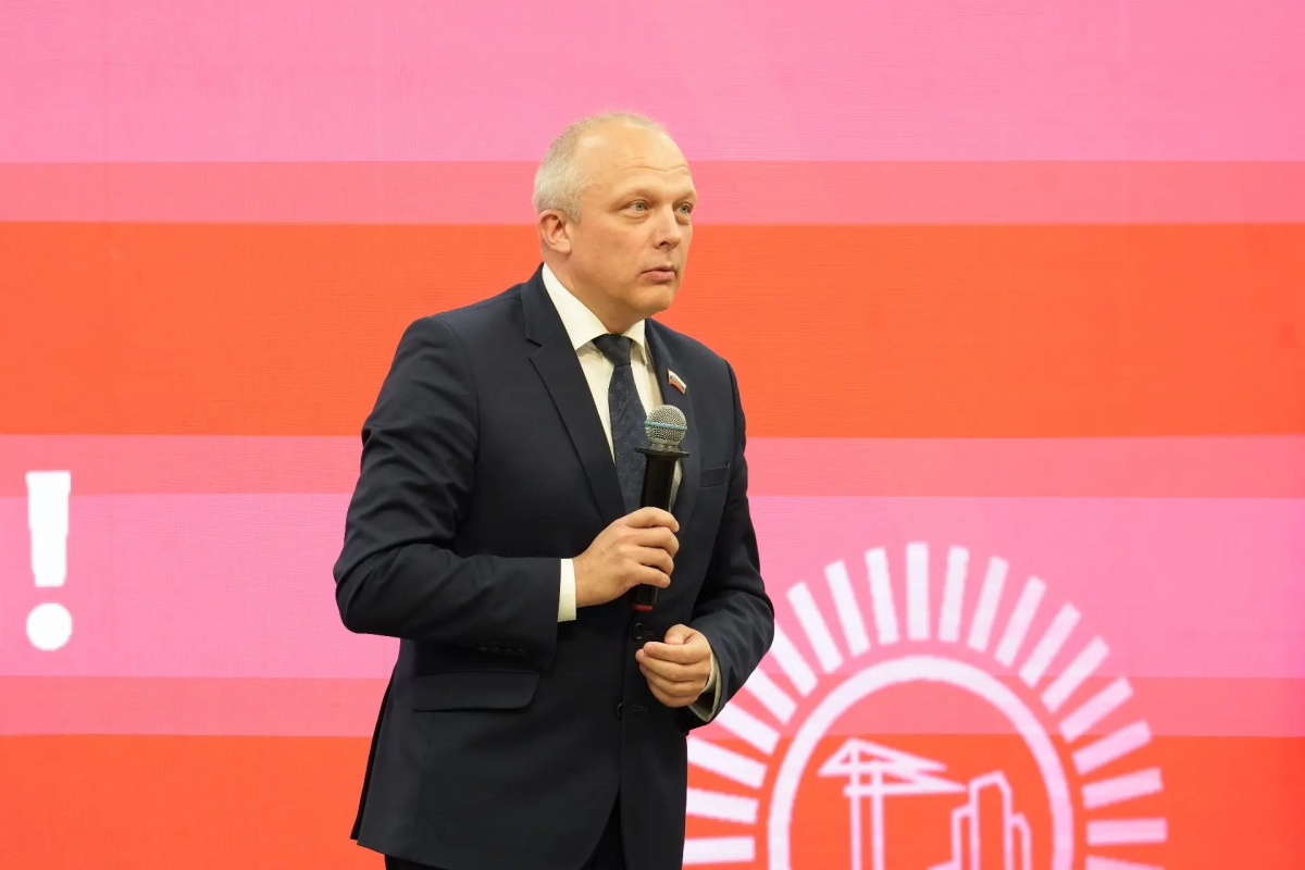 «План по вводу жилья в регионе превышен в полтора раза»: Спикер Заксобрания Роман Заварин поздравил представителей строительной сферы Вологодской области с профессиональным праздником