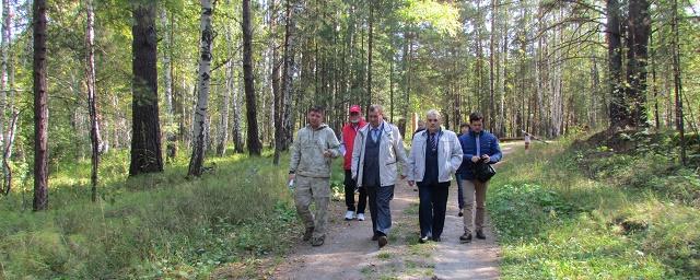 Зауральские депутаты прошли по экотропе в Белозерском заказнике