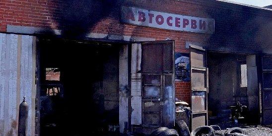 В одном из автосервисов Челябинска сгорел автомобиль