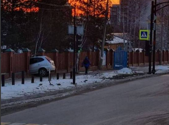 В Амурской области пьяный лихач влетел в забор монастыря и сбежал с места ДТП