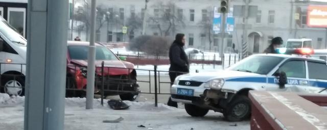 В центре Омска в ДТП попал автомобиль экипажа ДПС
