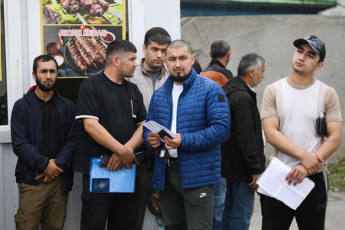 Мигрантов в Москве будут регистрировать через приложение