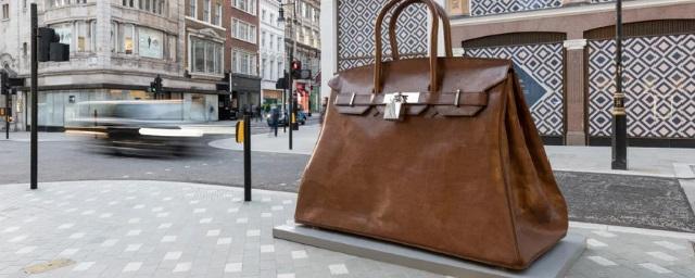 В Лондоне появилась скульптура сумки Hermès Birkin