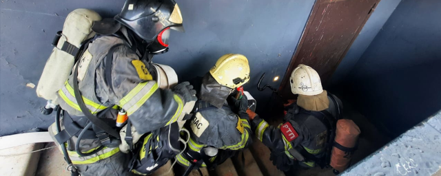 Сотрудники «Мособлпожспаса» отработали тушение «пожара» жилом доме Электрогорска