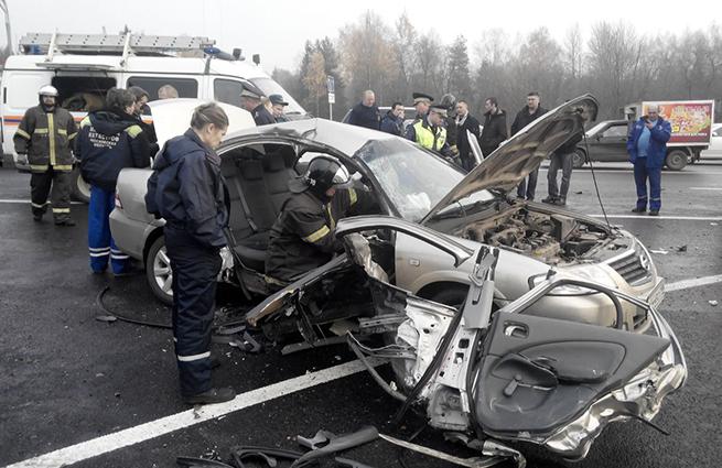 В Москве при столкновении двух автомобилей пострадали пять человек