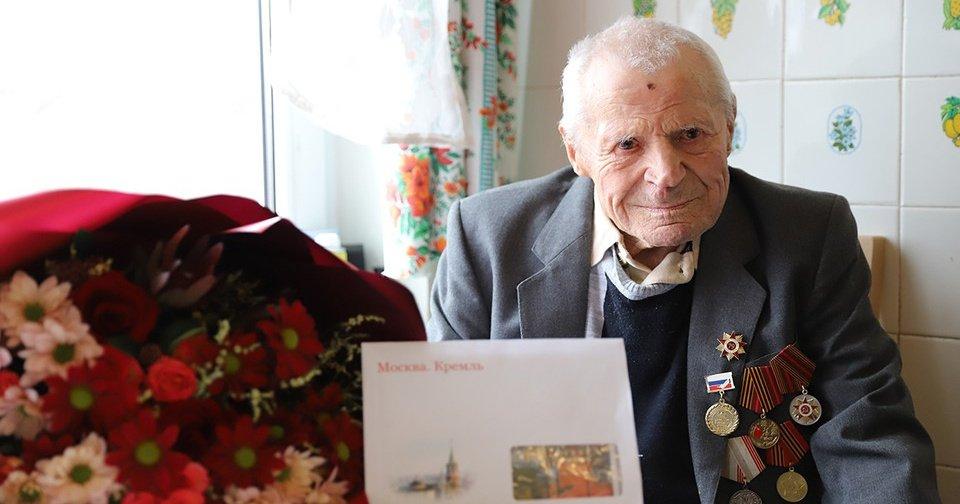 В Советске участник ВОВ Казис Виткаускас принимает поздравления со 101-летием