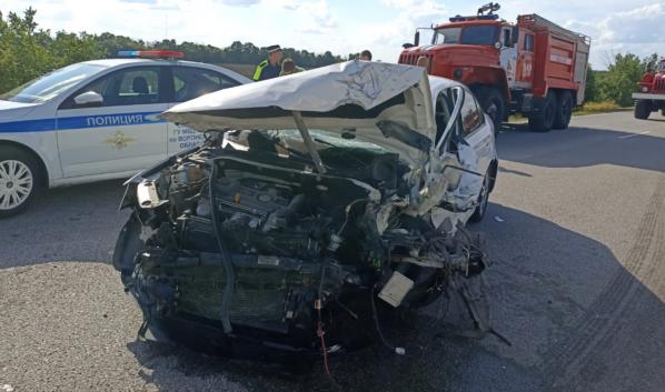 Один человек погиб и трое пострадали в аварии, произошедшей на трассе в Воронежской области