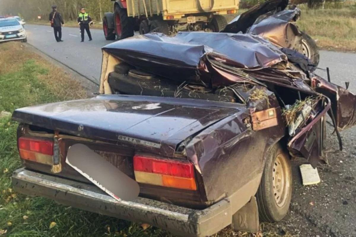 ГАИ Чувашии: на загородной трассе ВАЗ-2107 врезался в трактор