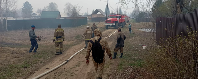 В поселке Безречный в Свердловской области горят шесть частных домов