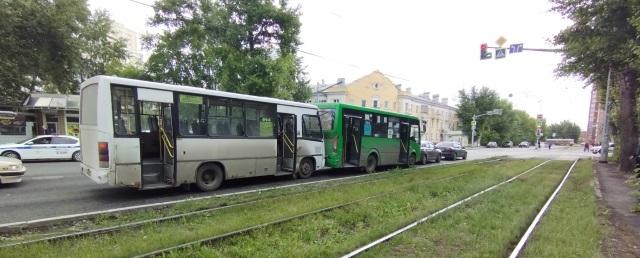 В Екатеринбурге пострадали пять человек в результате массового ДТП с участием двух автобусов и двух машин