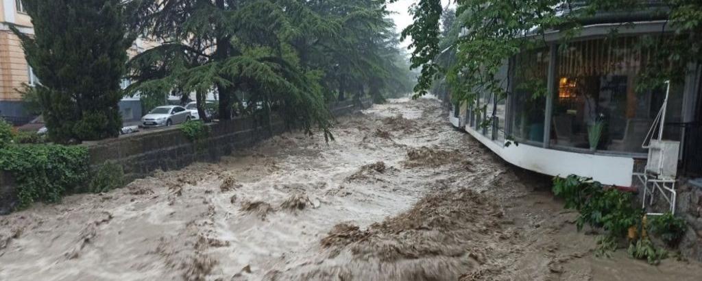 Считавшийся пропавшим без вести после ливней в Ялте найден живым