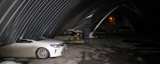 В Иркутске на парковке обрушившаяся крыша повредила 4 автомобиля