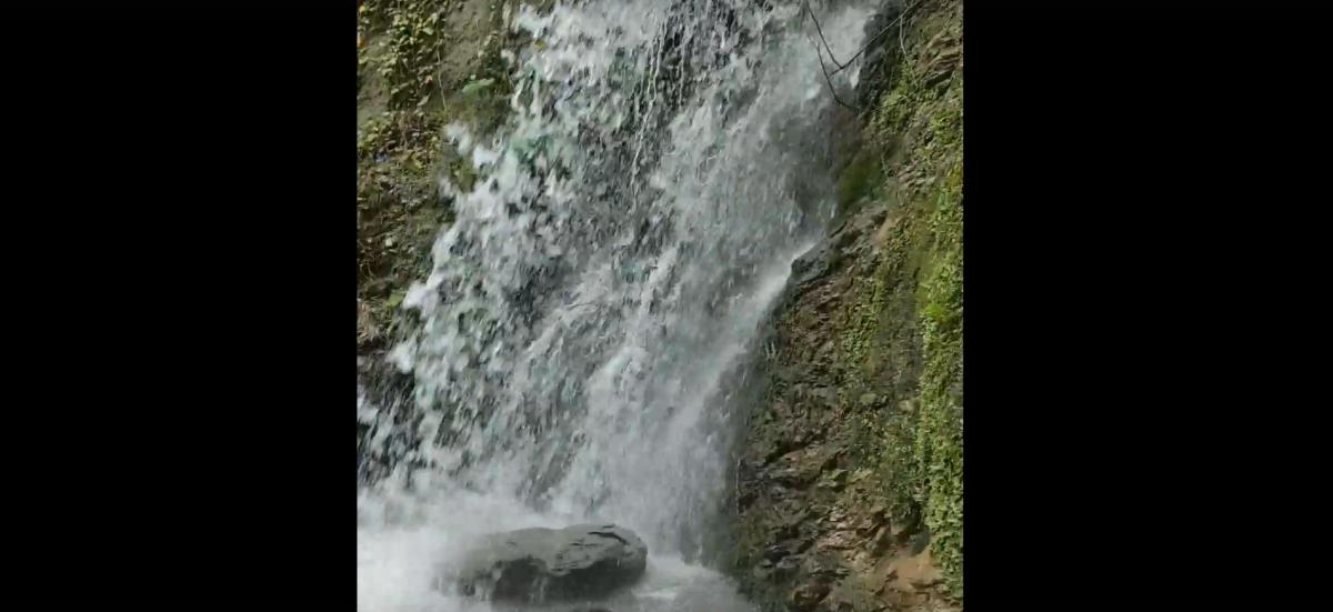 В Сочи 50-летний мужчина упал с 15-метровой скалы у водопада