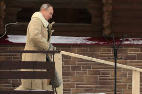Песков: Путин окунался в прорубь во время Крещенских купаний