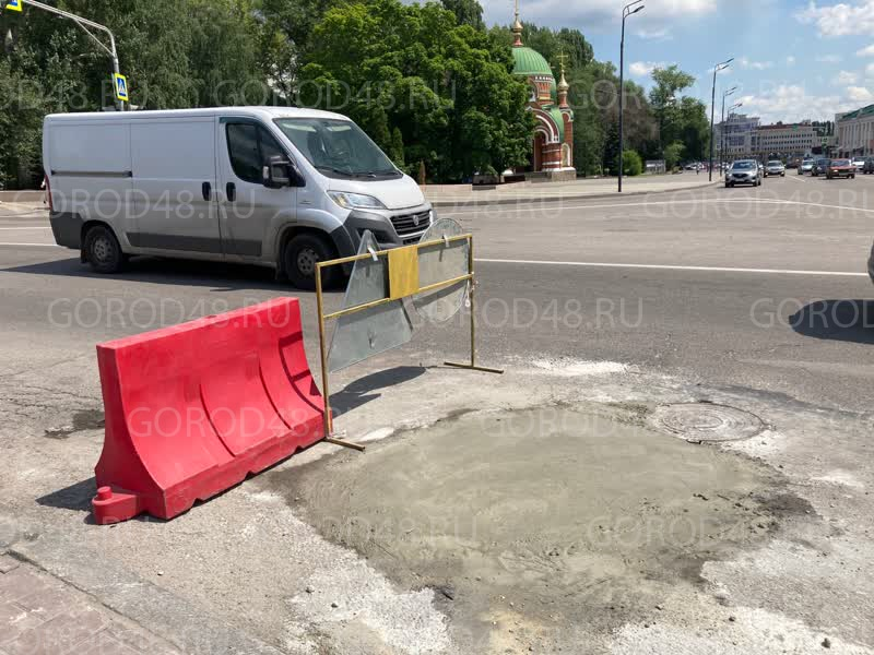 В центре липецка провалился гелик. Дорожные работы. Дорожная служба асфальт. Провал. Происшествия провал в дороге Липецк.