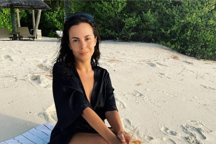 Не все пучком? Покинувшая Россию (страна-террорист) Настя Каменских снова готова петь на русском