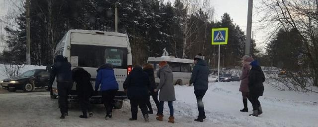 Пассажирам в Смоленске пришлось толкать автобус, чтобы уехать