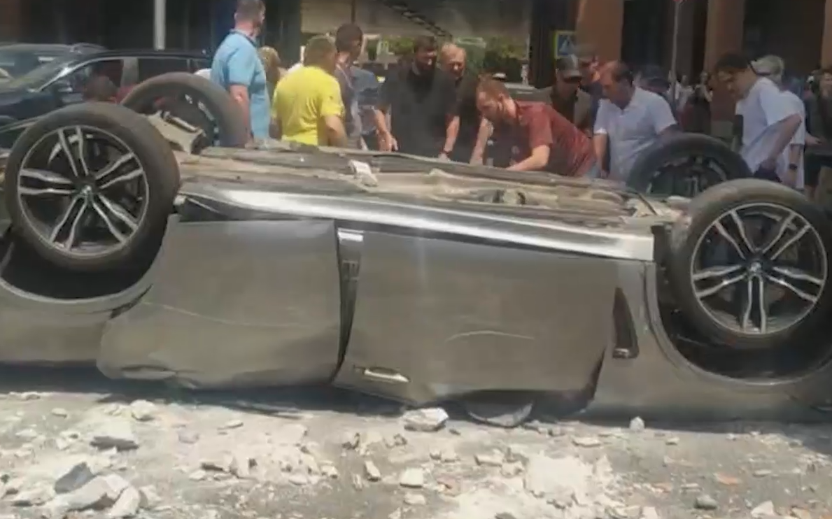 Три человека погибли при падении BMW с третьего этажа многоуровневой парковки в Краснодаре