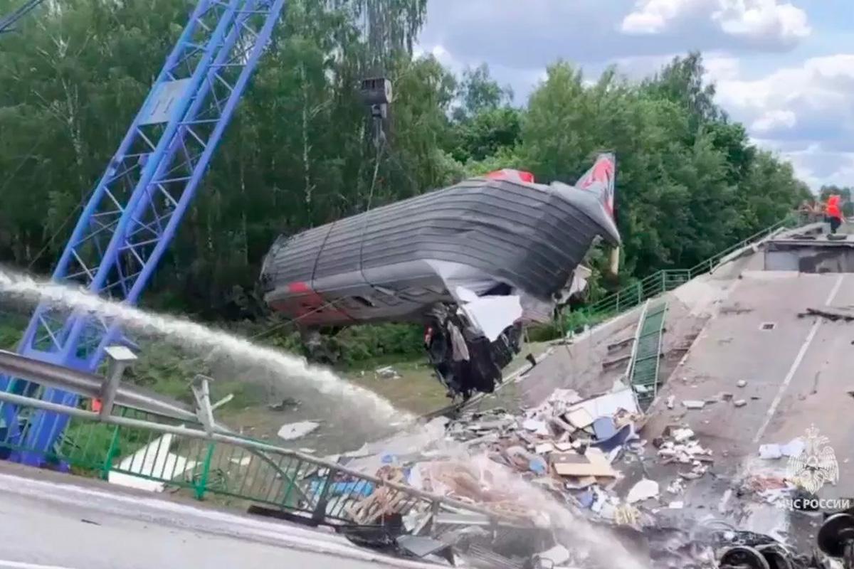 Спасший пассажиров машинист погиб при обрушении моста под Климовом