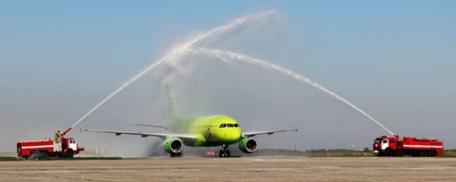 Первый рейс Санкт-Петербург-Брянск встречали «водной аркой»