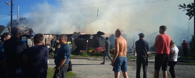 В Новосибирске произошел пожар в трех частных домах