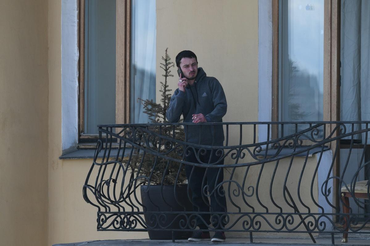 Депутат Колунов предостерег россиян от курения на общих балконах в подъездах