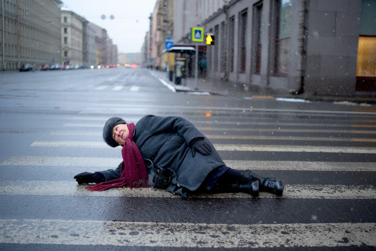Петербурженка получила компенсацию за травму на скользком пешеходном переходе