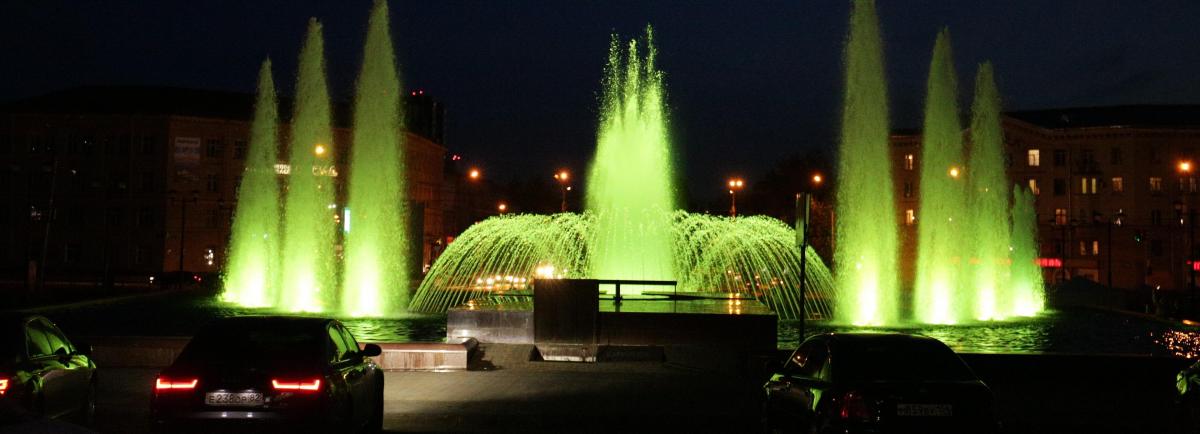 В Новосибирске фонтан перед ГПНТБ получил разноцветную подсветку