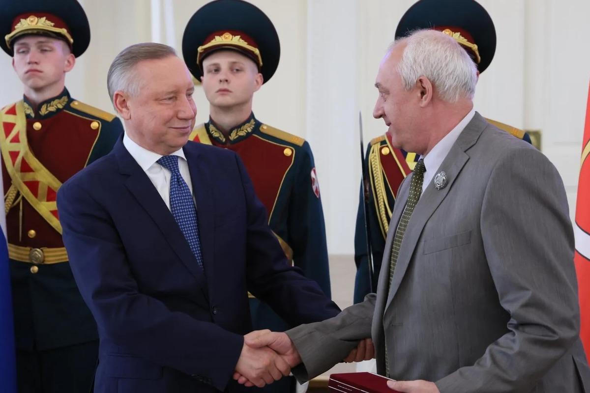 Беглов вручил различные награды выдающимся петербуржцам